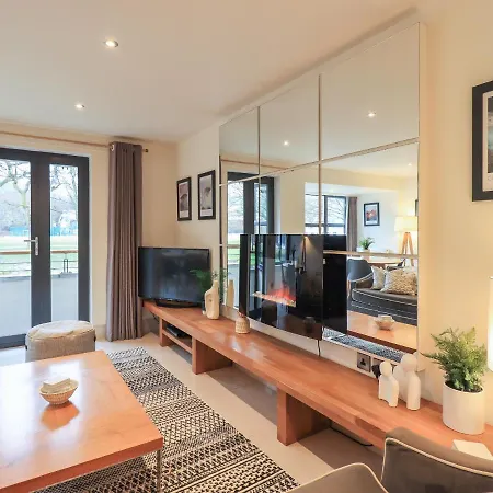 Riverside Park 1 Apartment *